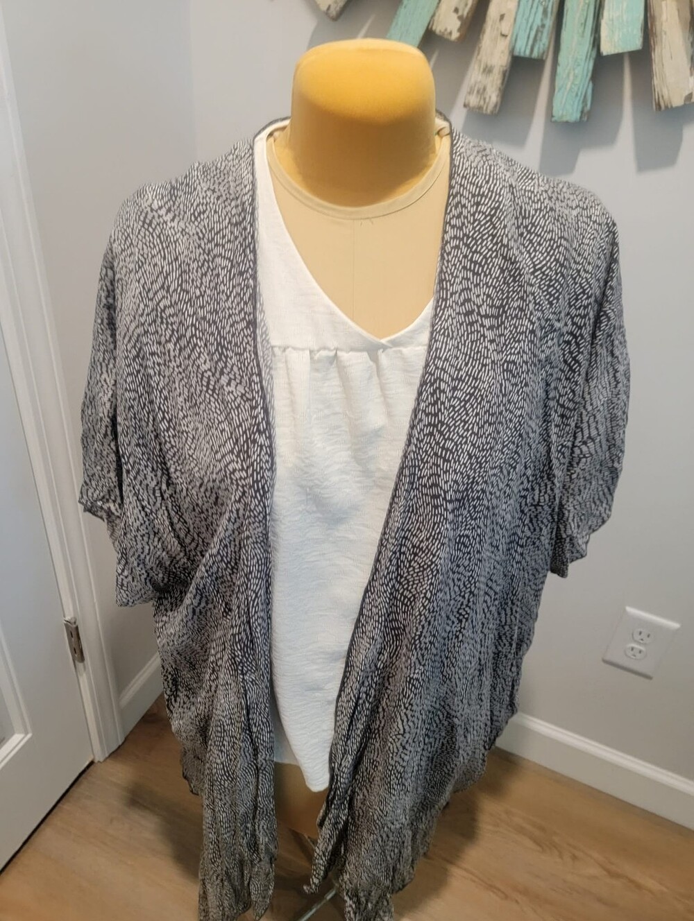 H&M OS Gray &  Off White Kimono & Wonderly Size XL Off White Short Sleeve Top